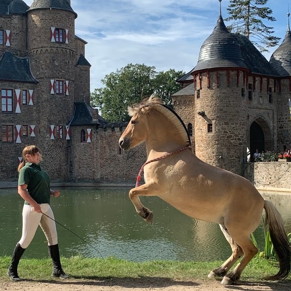 Saskia und Sinja beim Auftritt auf Burg Satzvey